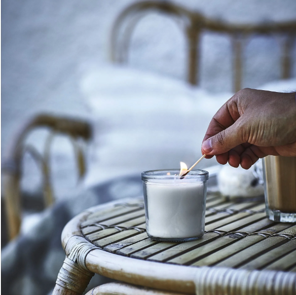 JÄMLIK scented candle in cup, light beige, 20 hr, vanilla