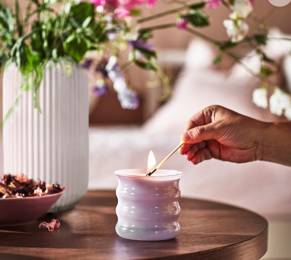 JÄMNMOD Scented candle in glass, Sweet pea/purple, 50 hr